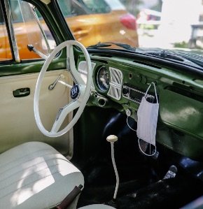 Cockpit eines Oldtimers mit weißem Lenkrad