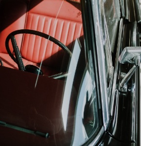 Sicht in das Cockpit eines Oldtimers